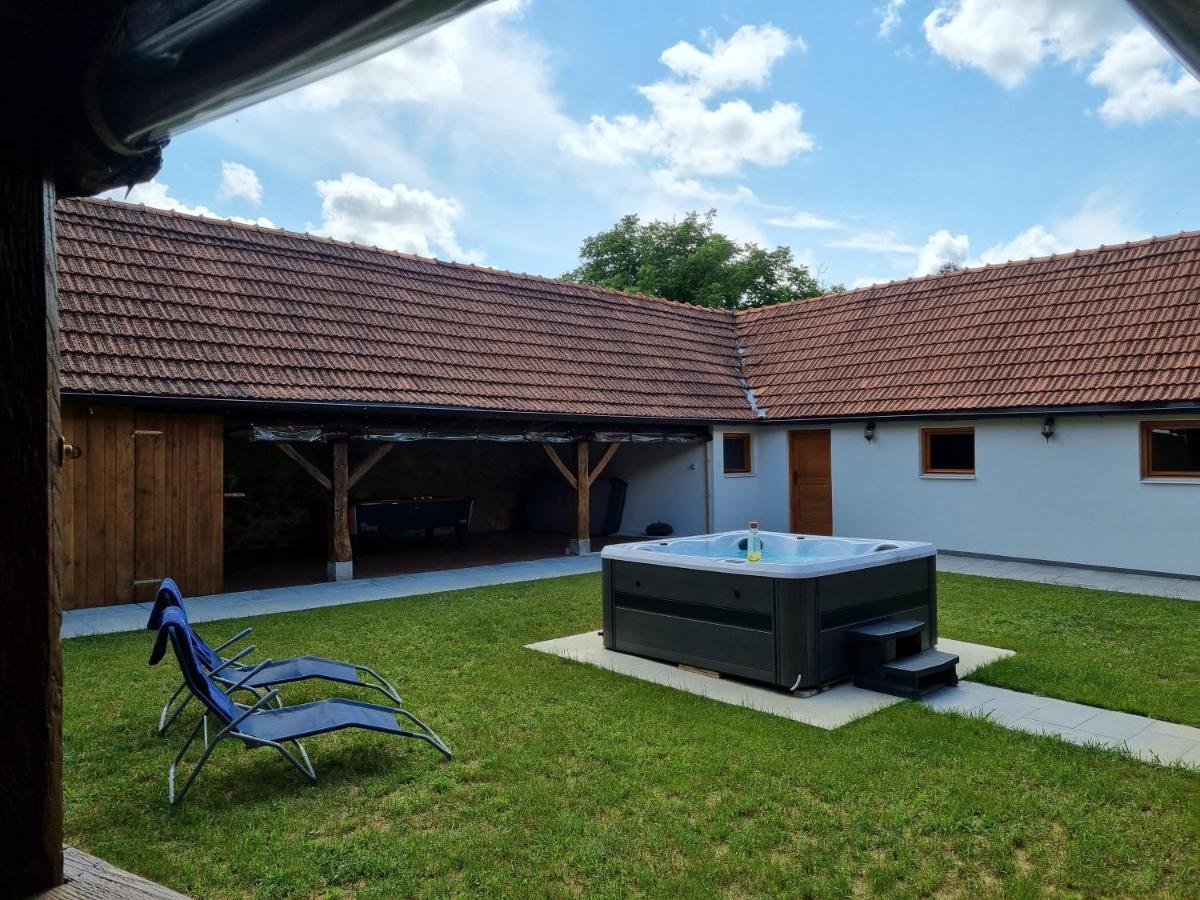 Maison d'hôtes Ruralna Kuca Za Odmor Kablarovo Brdo à Krnjak Extérieur photo