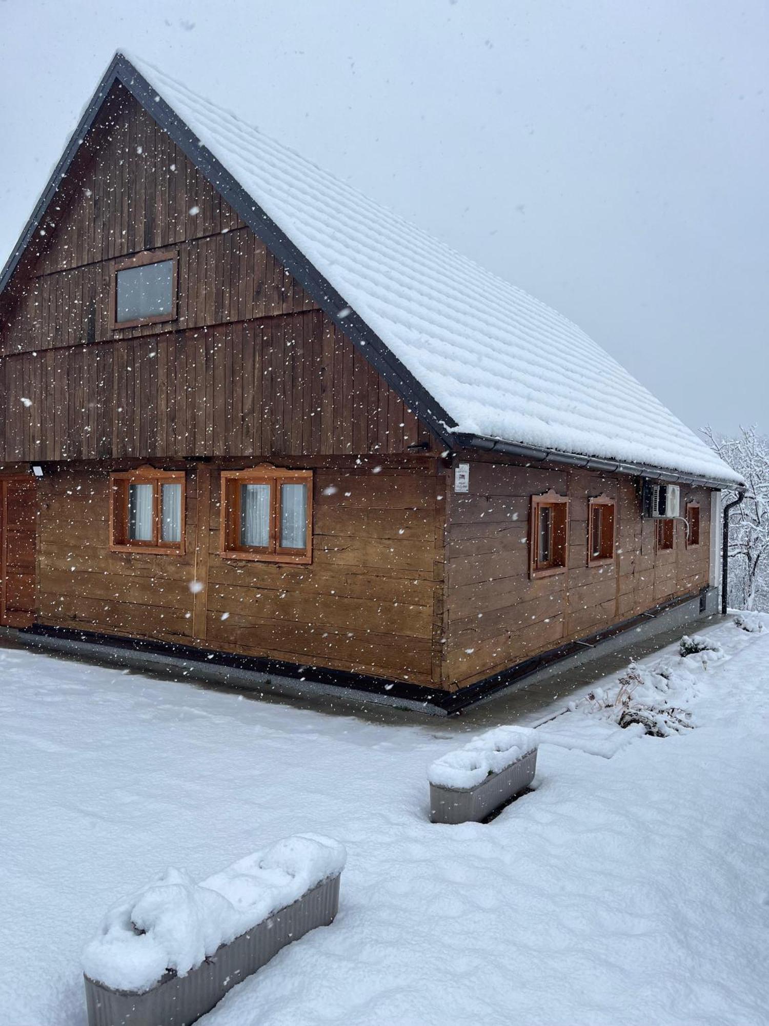 Maison d'hôtes Ruralna Kuca Za Odmor Kablarovo Brdo à Krnjak Extérieur photo